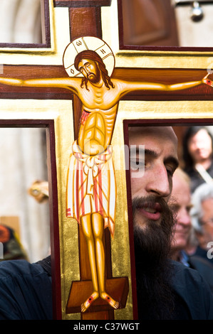 Pilger, das Kreuz tragend, während die Karfreitagsprozession in der Via Dolorosa in der Altstadt von Jerusalem. Stockfoto