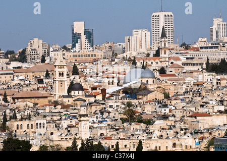 Ein Blick auf die Altstadt von Jerusalem einschließlich der Kirche des Heiligen Grabes und die lutherische Kirche. Stockfoto