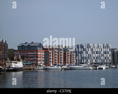 Blick entlang der regenerierten Neptun-Kai, Ipswich, mit dem Sathouse Hafen Hotel, University Campus Suffolk und Boote vertäut Stockfoto