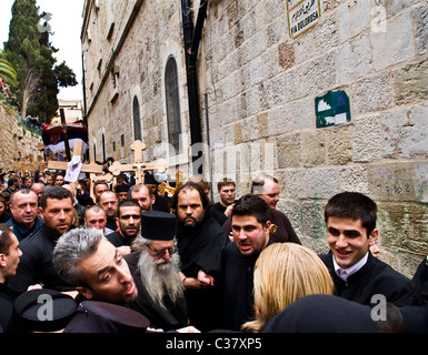 Pilger, das Kreuz tragend, während die Karfreitagsprozession in der Via Dolorosa in der Altstadt von Jerusalem. Stockfoto