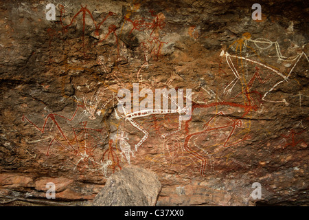 Aborigine-Felskunst am Nourlangie Rock - Kakadu Nationalpark in der Nähe von Darwin, Northern Territory, Australien Stockfoto