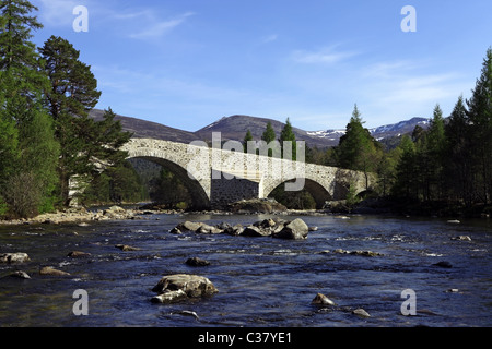 Die neu renovierte (2011) alte Invercauld Brücke über den Fluss Dee in der Nähe von Braemar in Aberdeenshire, Schottland, Vereinigtes Königreich Stockfoto