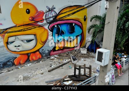 Graffiti an der Wand, Expressionismus und soziale messaging, seltsame und bizarre Kunst, Bangkok, thailand Stockfoto