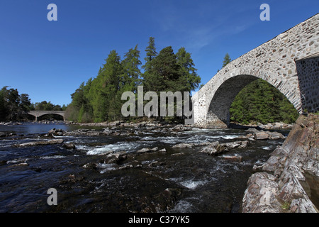 Die neu renovierte (2011) alte Invercauld Brücke über den Fluss Dee in der Nähe von Braemar in Aberdeenshire, Schottland, Vereinigtes Königreich Stockfoto