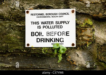 Warnzeichen von unterirdischen natürlichen Cornisch Spa / Frühjahr / Mineral Wasser Boden Quelle in Lostwithiel, Cornwall. VEREINIGTES KÖNIGREICH. Stockfoto