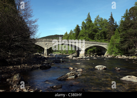 Die neue Invercauld Brücke im Auftrag von Prinz Albert über den Fluss Dee in der Nähe von Braemar in Aberdeenshire, Schottland, Vereinigtes Königreich Stockfoto