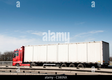 LKW auf einer Autobahn Stockfoto