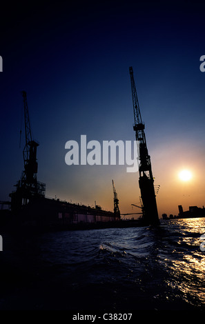 Vakanten Dock von Blohm + Voss Werft bei Sonnenuntergang im Hamburger Hafen. Stockfoto