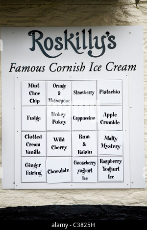 Anmeldung für Roskillys "berühmten Cornish-Eis" mit Menü / Liste der verfügbaren Geschmacksrichtungen. Padstow, Cornwall uk Stockfoto