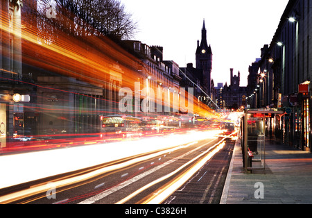 Lichtspuren des Verkehrs in der Union Street in Aberdeen, Schottland, Reisen in der Nacht zu sehen Stockfoto