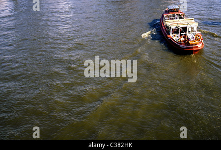 Sightseeing-Schiff an der Überseebrücke in der deutschen Stadt Hamburg. Stockfoto