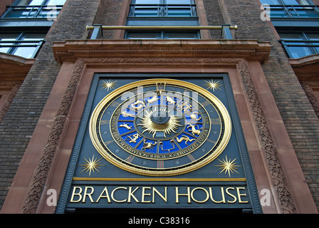 astrologische Uhr über einen Eingang zum Bracken Haus, ehemalige Heimat der financial Times, in Cannon street, London, england Stockfoto