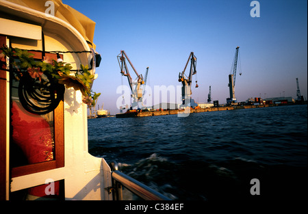 Party-Schiff MS Frau Hedi Tanzkaffee vorbei an der Südwest-Terminal am Kranhöft im Hamburger Hafen. Stockfoto