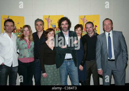 Matthew Warchus, Jessica Hynes, Ben Miles, Amanda Root, Stephen Mangan, Amelia Bullmore, Paul Ritter und Kevin Spacey Photocall Stockfoto