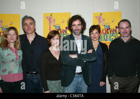 Jessica Hynes, Ben Miles, Amanda Root, Stephen Mangan, Amelia Bullmore und Paul Ritter Fototermin mit den Darstellern und kreativ Stockfoto