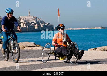 Morgensport an der schönen Strandpromenade promenade in Tel Aviv... Stockfoto