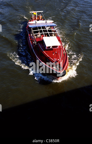 Sightseeing-Schiff an der Überseebrücke in der deutschen Stadt Hamburg. Stockfoto