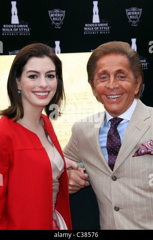 Anne Hathaway und Valentino Garavani Rodeo Drive Walk of Style Induktion Zeremonie für Valentino Beverly Hills, Kalifornien, USA- Stockfoto