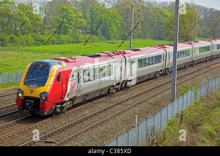 Eine Jungfrau Voyager Zug auf der West Coast Main Line. Stockfoto