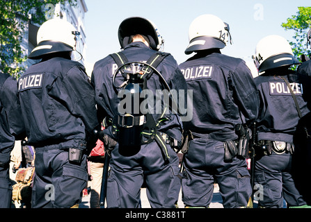 Bereitschaftspolizei halten Demonstranten am Feldstrasse während der jährlichen Mai-Demonstration in Sankt Pauli in Hamburg. Stockfoto