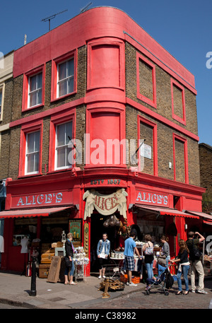 Alices Antiquitätengeschäft in Portobello Road, London Stockfoto