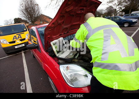 Stewart Topp, AA Patrouille des Jahres, bei der Arbeit an einem Auto kaputt. Stockfoto