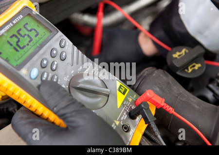 Stewart Topp, AA Patrouille des Jahres, bei der Arbeit an einem Auto kaputt. Stockfoto