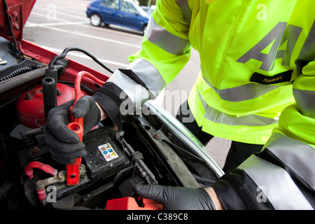 Stewart Topp, AA Patrouille des Jahres, bei der Arbeit an einem Auto kaputt. Stockfoto