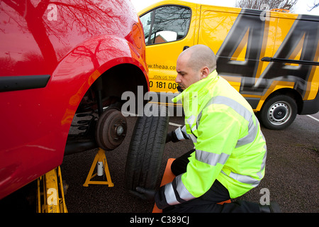 Stewart Topp, AA Patrouille des Jahres, bei der Arbeit an einem Auto kaputt. Stockfoto