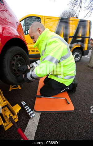 Stewart Topp, AA Patrouille des Jahres, bei der Arbeit an einem Auto kaputt. Stockfoto