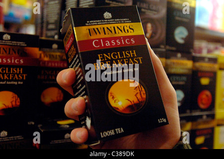 Ein Mann, ein Kontrollkästchen Twinings English Breakfast Tee; ein Produkt von Lebensmitteln AB. Stockfoto