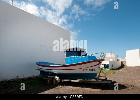 Angelboot/Fischerboot auf Anhänger aus dem Wasser wird repariert El Cotillo Fuerteventura Kanarische Inseln Stockfoto