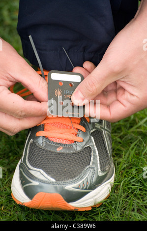 Pinning auf elektronische Zeitmessung Tag Laufschuh Stockfoto