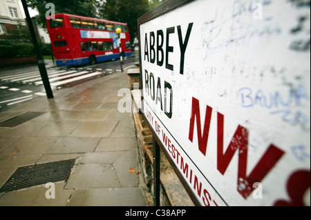 Die berühmten Fußgängerüberweg vor Abbey Road Studios verwendet von den Beatles auf ihrem Album Abbey Road in London. Stockfoto