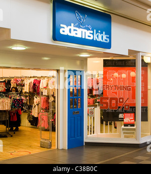 Außen ein Adams Kids Store in Nord-London. Stockfoto