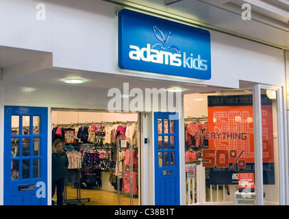 Außen ein Adams Kids Store in Nord-London. Stockfoto