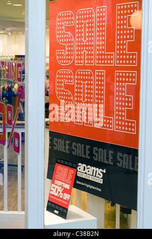 Außen ein Adams Kids Store in Nord-London. Stockfoto