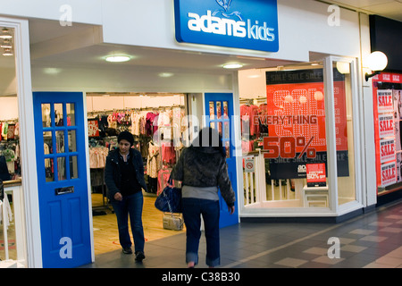 Außen ein Adams Kids Store in Nord-London. Stockfoto