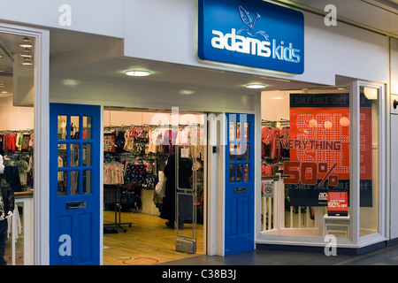 Außen ein Adams Kids Store in Nord-London. Stockfoto