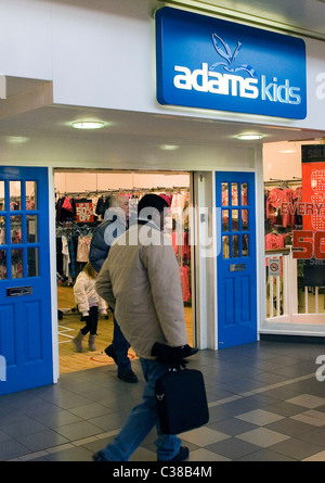 Im Bild: Ein Adams Shop im Nordwesten von London. Stockfoto