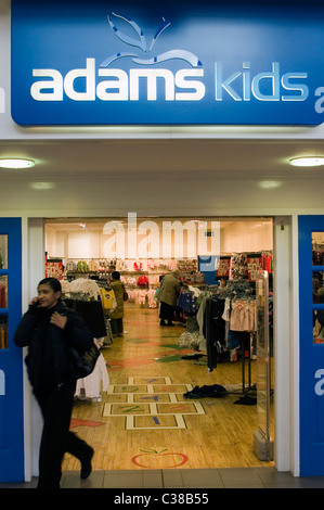 Im Bild: Ein Adams Shop im Nordwesten von London. Stockfoto