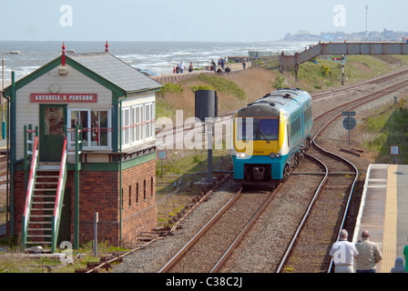 Arriva-Diesel-Zug DMU in Abergele und Pensarn Station in Nord-Wales. Stockfoto