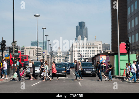 Fußgänger überqueren der Straße, London Bridge, London, UK Stockfoto