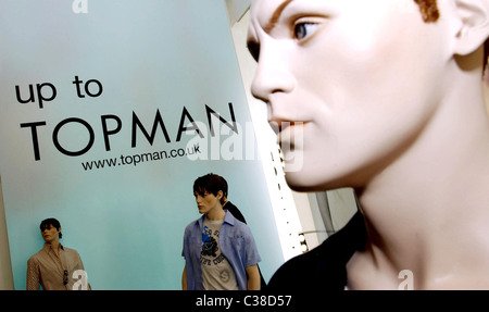 Innenraum eines Topman-Store. Bestandteil der Arcadia Group. Stockfoto