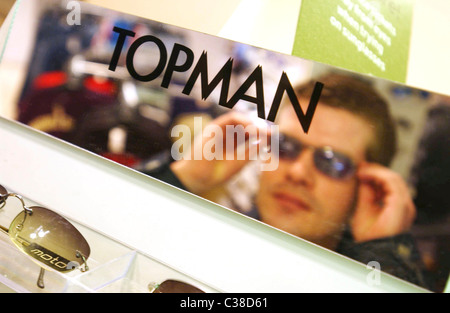 Ein Mann versucht auf Topman Sonnenbrille. Bestandteil der Arcadia Group. Stockfoto