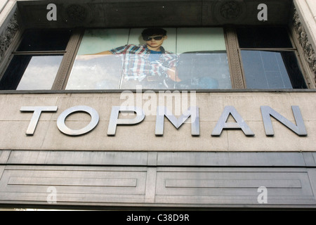 Topman-Ladenzeile auf der Oxford Street. Bestandteil der Gruppe "Arcadia" Stockfoto