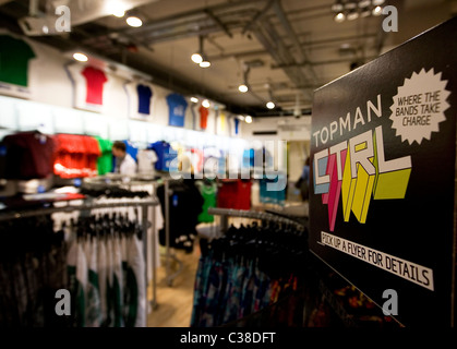 Innenraum eines Topman-Store. Bestandteil der Arcadia Group. Stockfoto