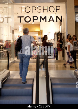 Menschen passieren vor ein Zweig der Topshop/Topman, Cambridge. Bestandteil der Gruppe "Arcadia" Stockfoto