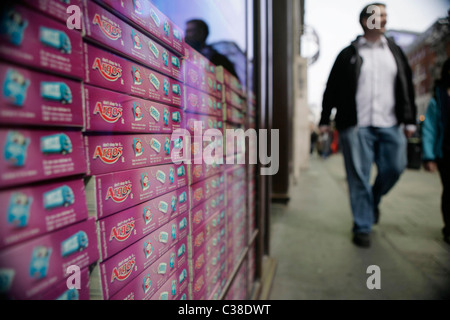 Ein Haufen von Argos Kataloge Stapel Insde ein Schaufenster. Bestandteil der Home Retail Group. Stockfoto