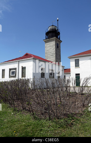 Beavertail Leuchtturm an einem klaren Tag. Jamestown, Rhode Island, USA. Stockfoto